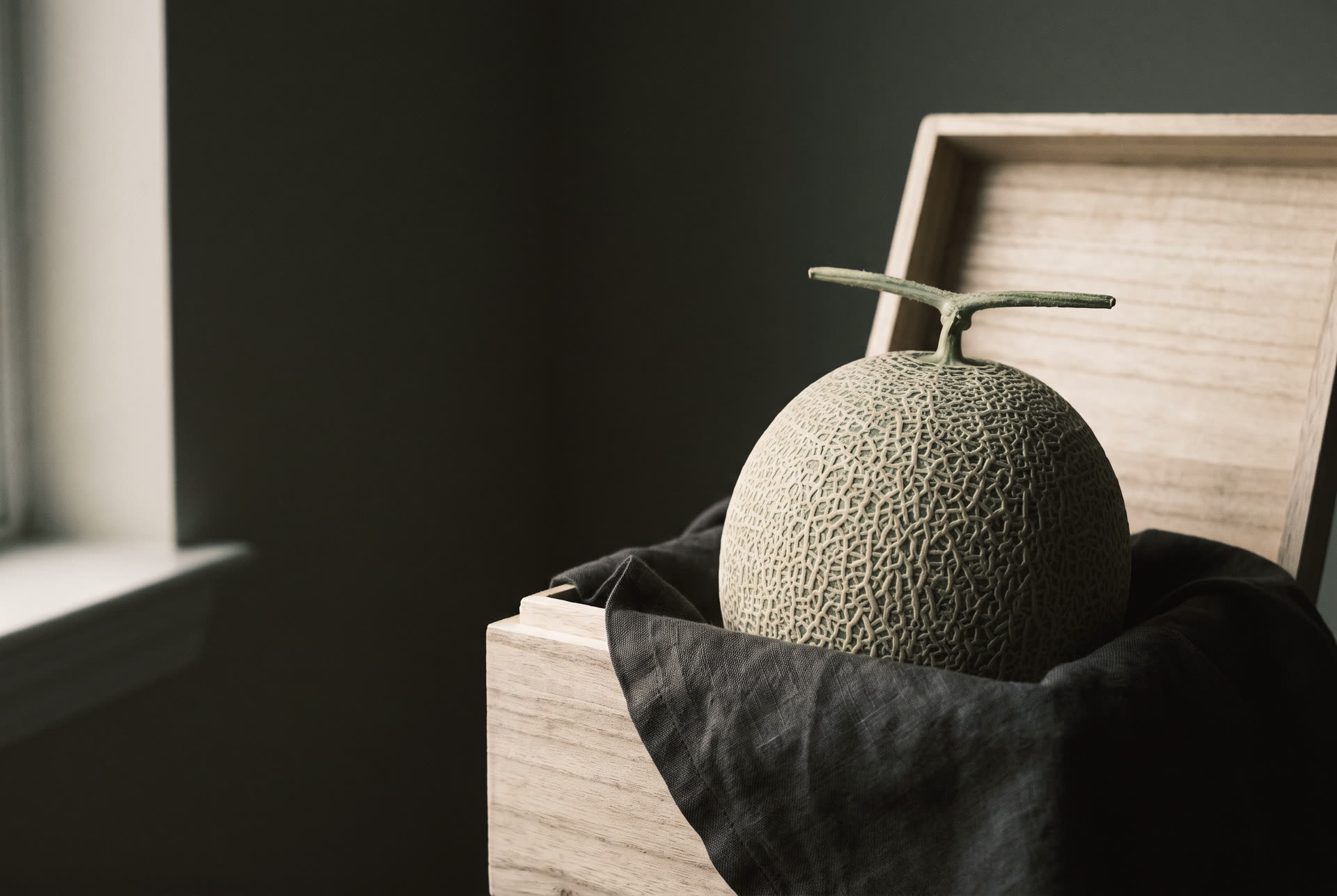 Crown muskmelon with a T-shaped vine